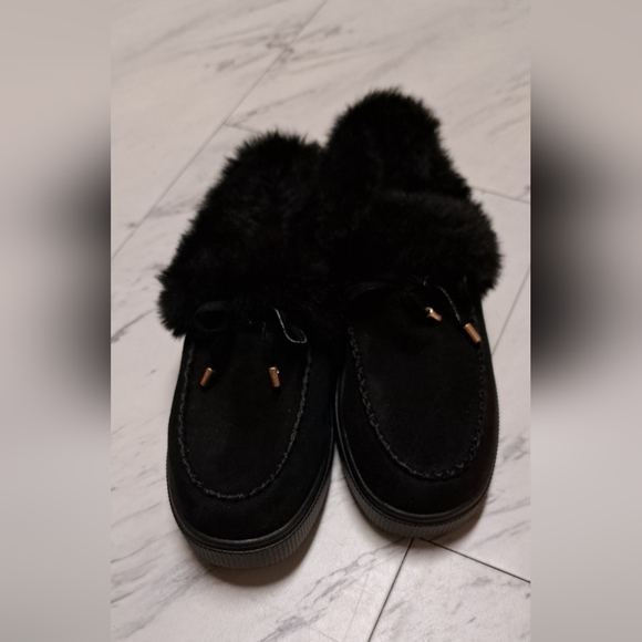 Black fuzzy moccasins, size 42, no brand tag. New condition - Picture 3 of 5